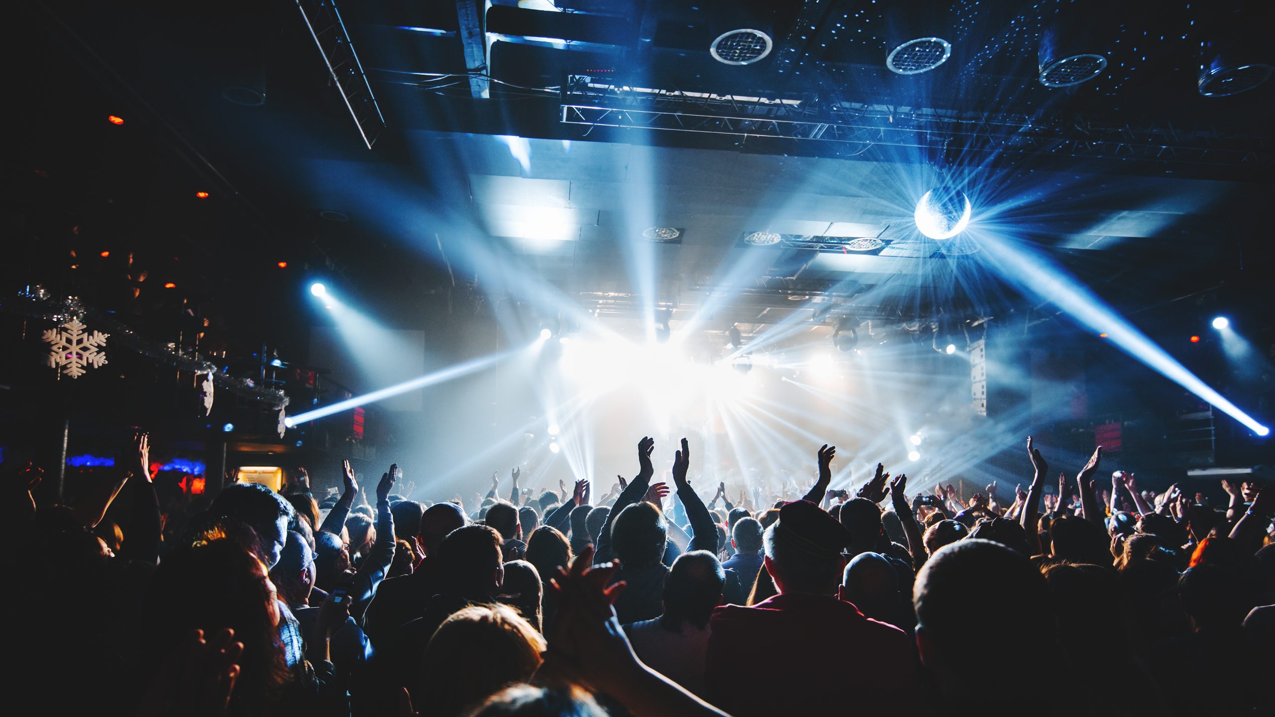 Silhouette,Of,Concert,Crowd,In,Front,Of,Bright,Stage,Lights.